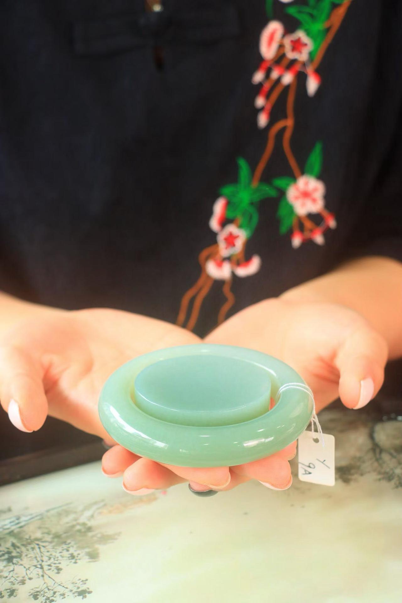 〈翠青·套镯〉

新疆和田玉翠青套镯，肉质温润细腻，干净纯正🍃镯型饱满圆润，镯