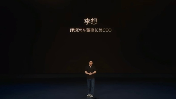 新车划重点 全新理想L8今日正式上市，相较于老款车型，新车从六座转型原生大五座旗