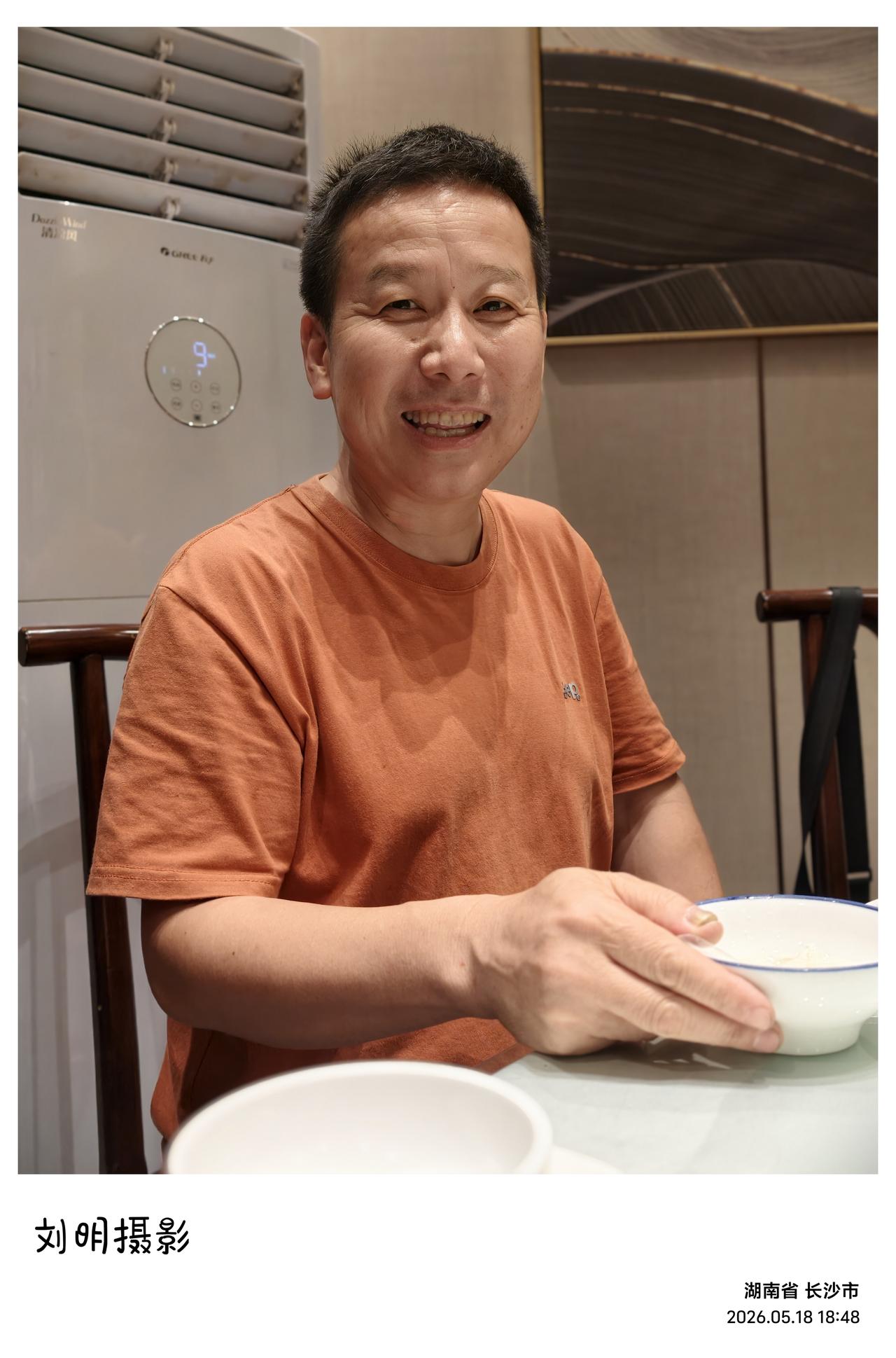 有大半年没有见刘启早了，他今天来长沙，看到身子骨比上次还瘦了不少，非常高兴。他是