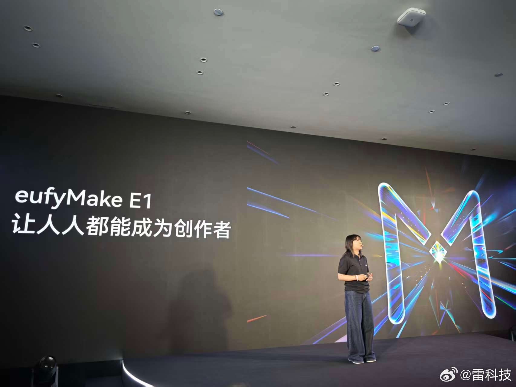 在去年的IFA上，小雷就体验了的eufyMake E1 UV 3D打印机，当时还