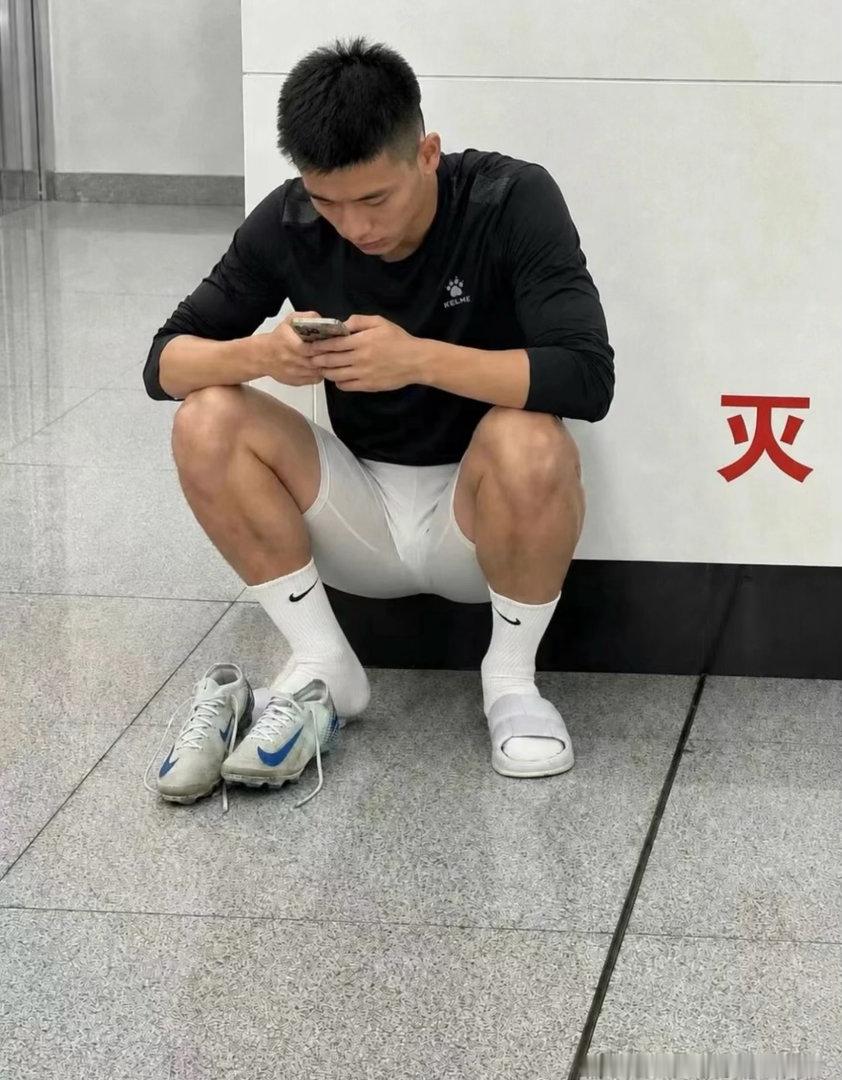 等地铁的体育生🥲 