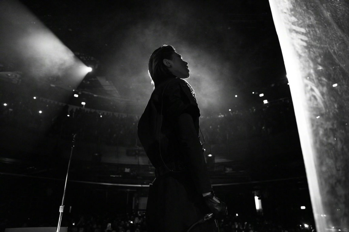 蔡徐坤 2026 KUN全球巡回演唱会·伦敦站，身穿Simone Rocha 2