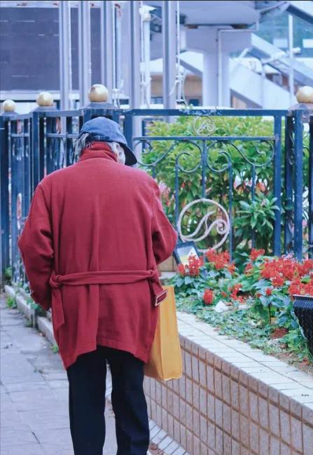 香港最怂富二代，27年不上班不投资，4亿存银行吃利息

这话搁十几年前说，估计没