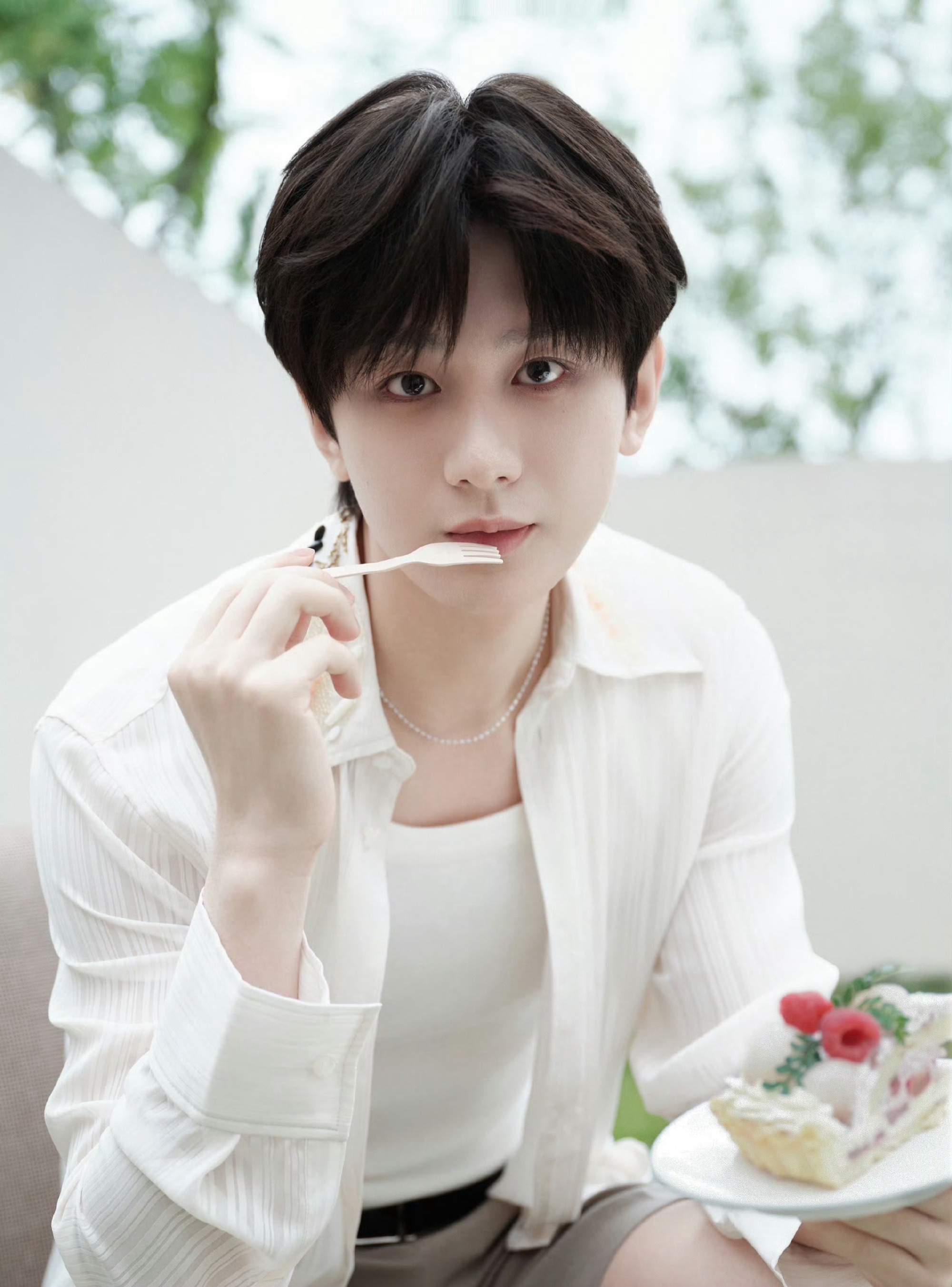 成毅的珠光宝计以前感觉首饰那些都是女孩子的专属，最近看到成毅的照片，发现对于男生