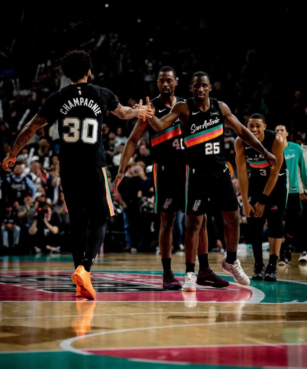 把生活调到自己喜欢的频道，每一段时光都藏着不可复制的美好。晚安刺蜜明天见 ｜