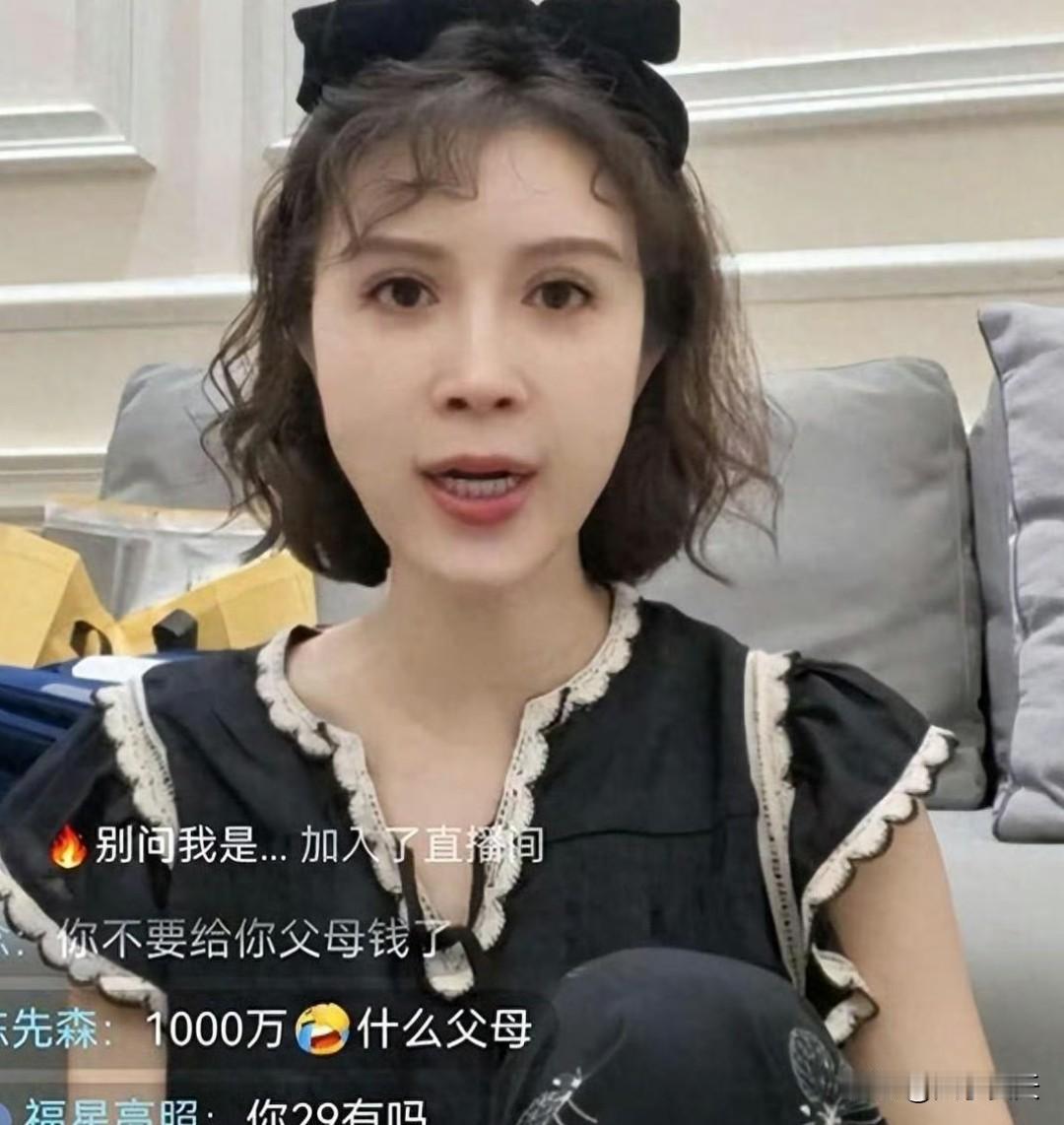 金巧巧在直播间控诉骗子！透露教授父亲被骗走上千万元，全部积蓄都没了，只剩下一大箱