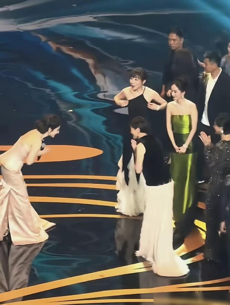 杨紫拿了白玉兰视后。

36年来，第一个90后。

她拿奖后，转身，向台下的闫妮