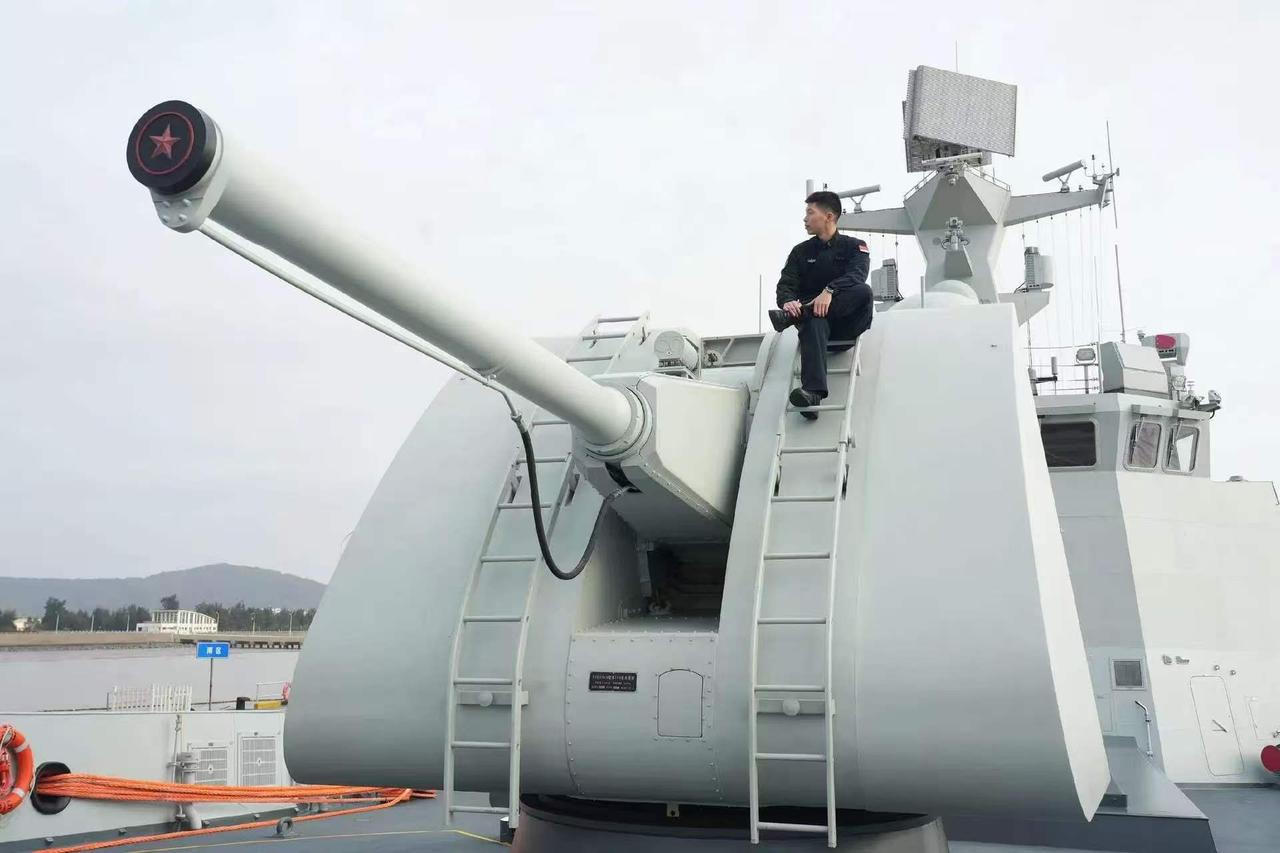 054A某舰换上的“馒头”型主炮，第一次这两排梯子的妙用！