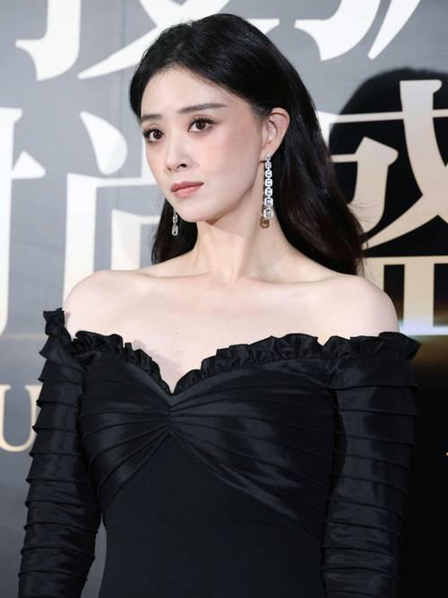 2025年11月5日，蒋欣因红毯礼服之约崩溃落泪。天生大骨架的她为显纤细，连续两