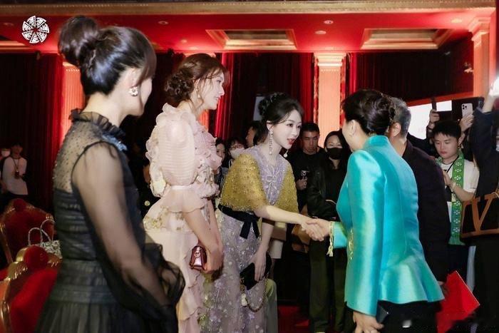 孙俪杨紫是见过的 杨紫孙俪林志玲同框！！！姐姐们美的好戳人～[色][色]林志玲仙