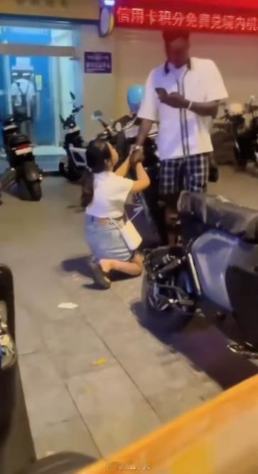 这会儿不提倡男女平等了？ 