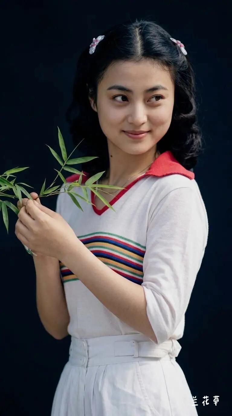 这是甜甜歌手李玲玉年轻时候的俏模样。
原生态，不做作，不施粉黛，也没有刻意减肥。
