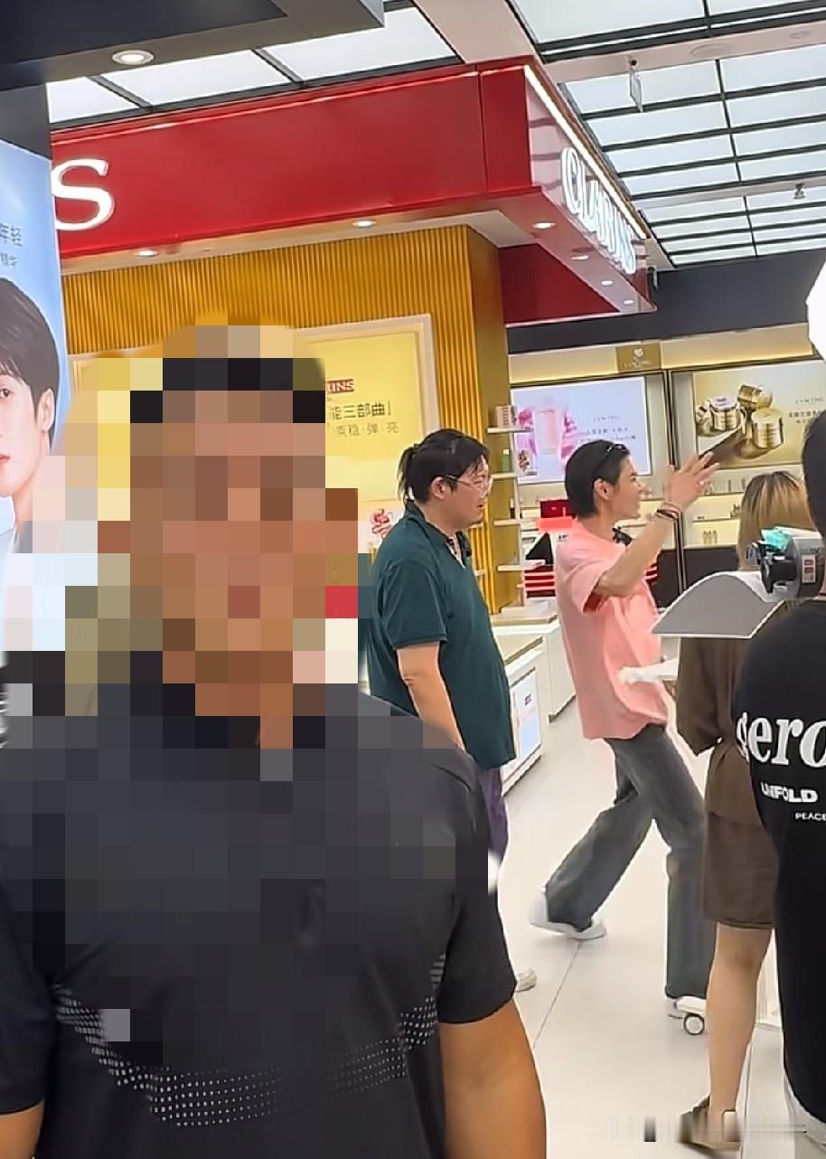 一个人的面相骗不了人，向佑不仅仅是胖，从侧面看体态也很颓废，头发油腻邋遢，就连穿
