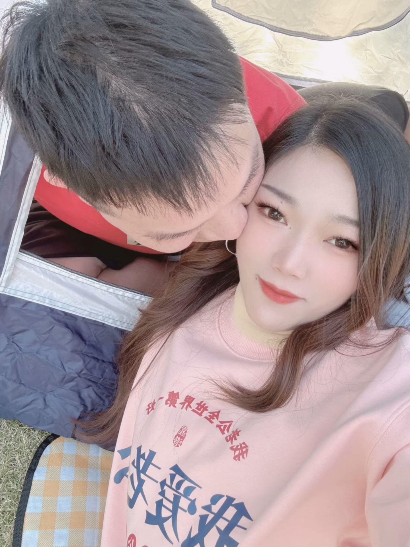 我可以一直吃同样的饭 反复听同样的歌 我的衣服穿旧了还会买同款 我不喜...