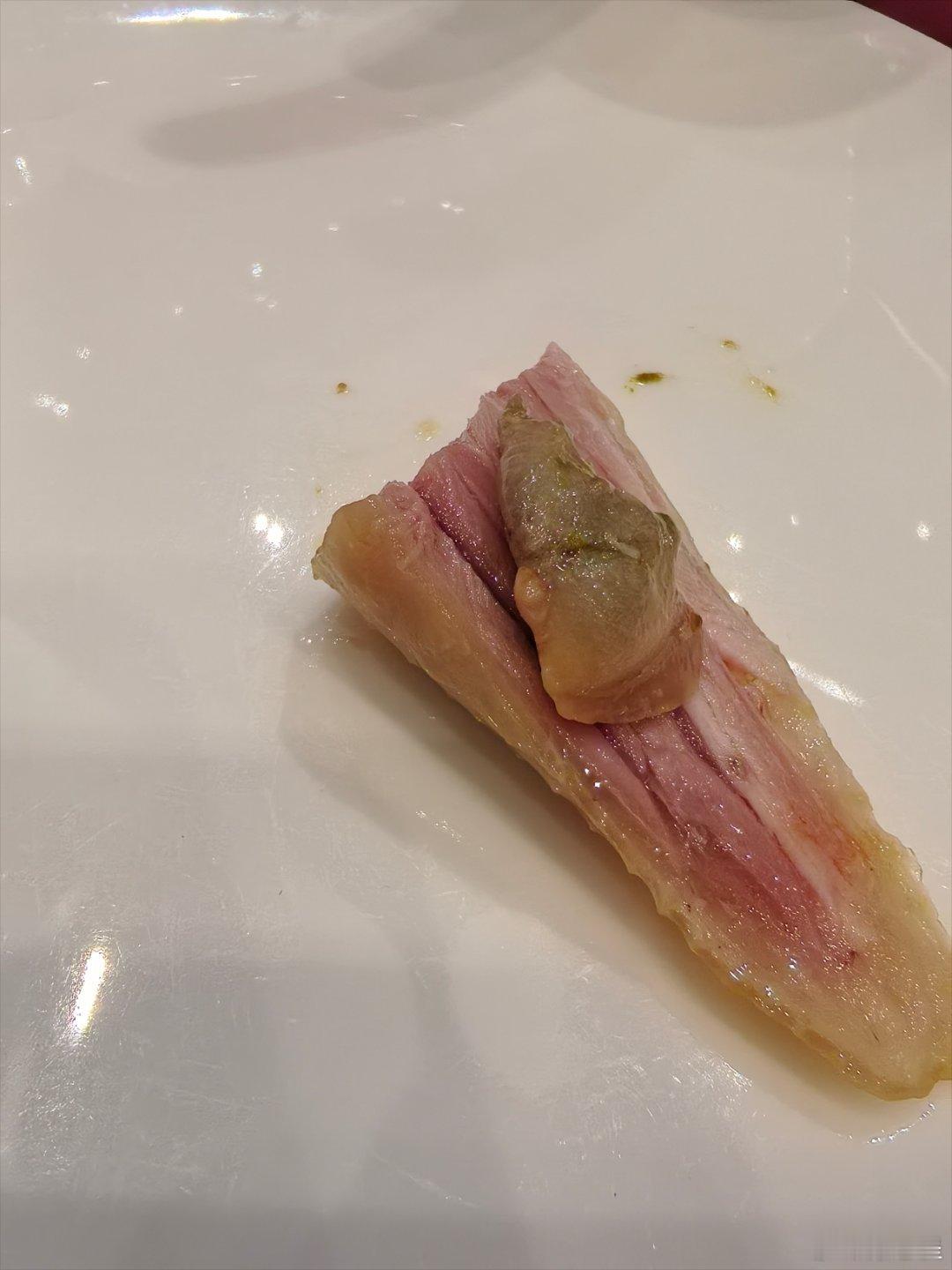 典型的广州白切鸡就是这样吧？而且蘸的不是姜葱蓉，而是蚬蚧酱。 ​​​