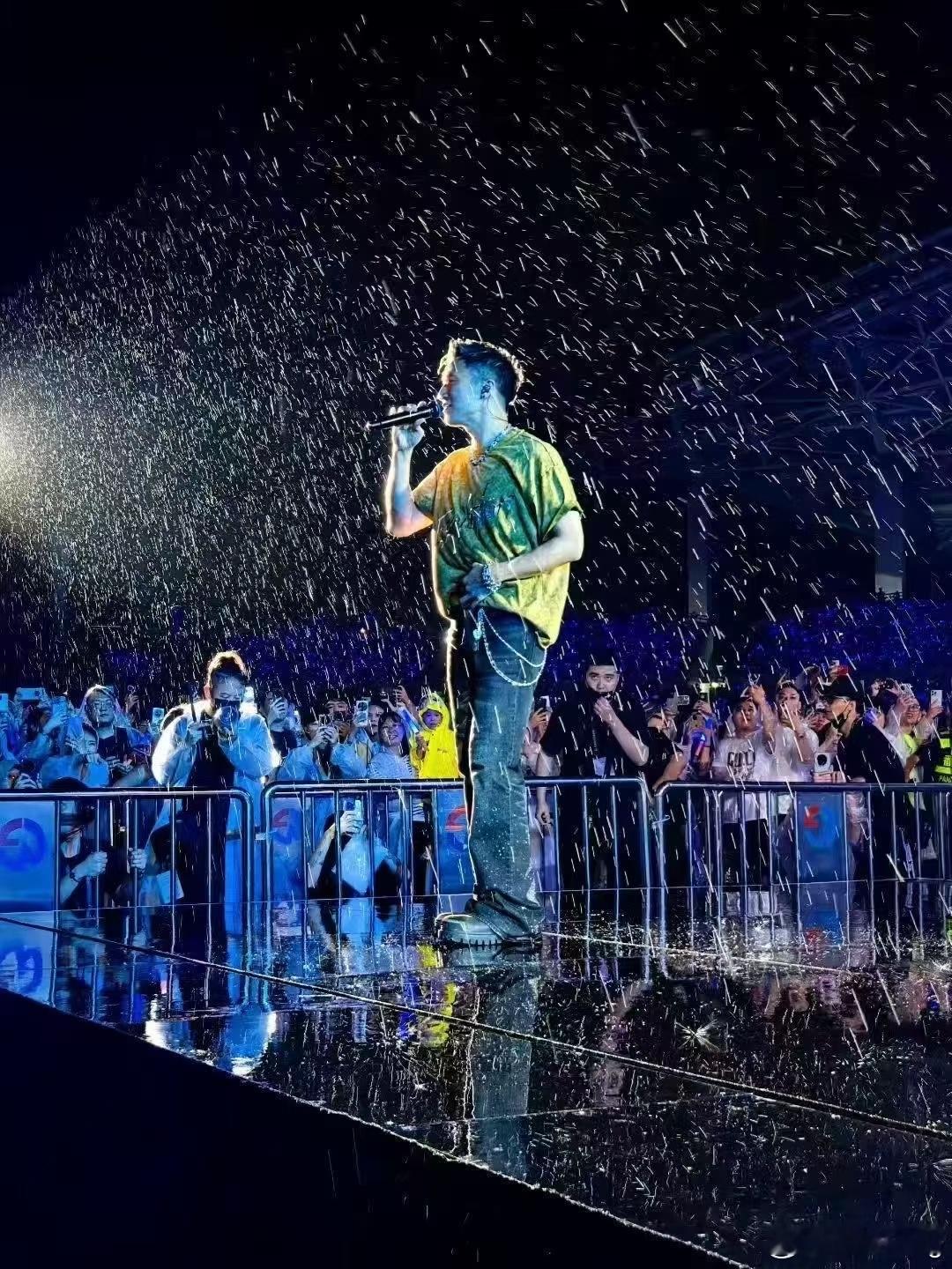 昨天和今天的谢霆锋广州演唱会都在下雨，坐内场的朋友没有喊「霆锋」，而是在喊「停雨