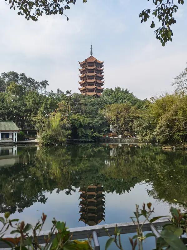 上联：湖中塔影随波漾，如何对下联下联：岸边人泳逐浪欢。