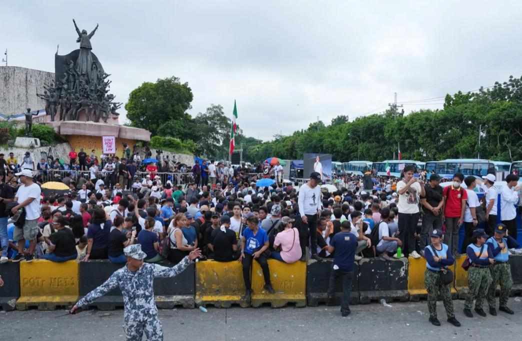 菲律宾首都马尼拉突发大规模街头动荡，数万民众深夜走上街头，封堵城市核心交通干道，