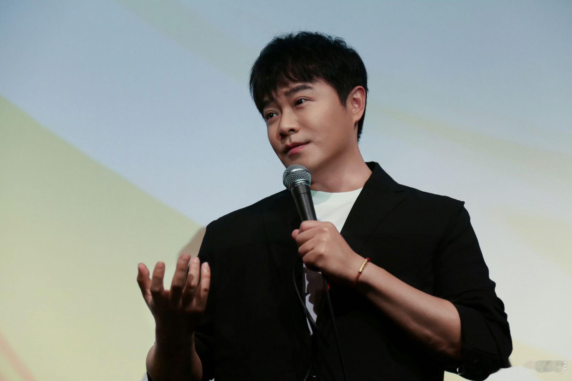 陈思诚戴墨提名金鸡奖最佳导演陈思诚这造型绝了！戴墨镜提名金鸡奖最佳导演，酷帅范儿