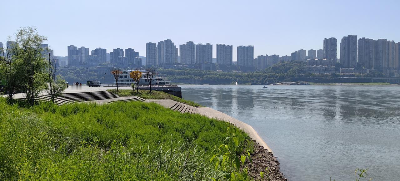 [太阳]我渡区钓鱼嘴码头旁边有个小公园（不是钓鱼嘴公园，而是岛头的小公园），虽然