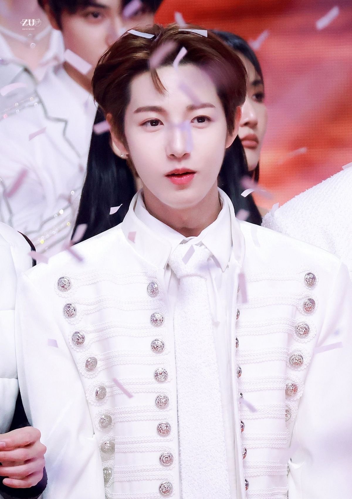 黄仁俊[超话]  hrj  黄仁俊   眼睛bling✨bling✨的[哇] 