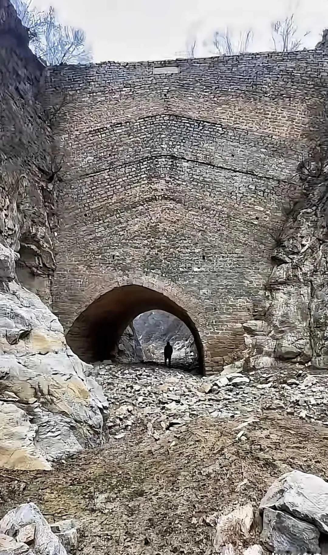 与其说它是桥，不如说是涵洞，重力向两边的山体释放 