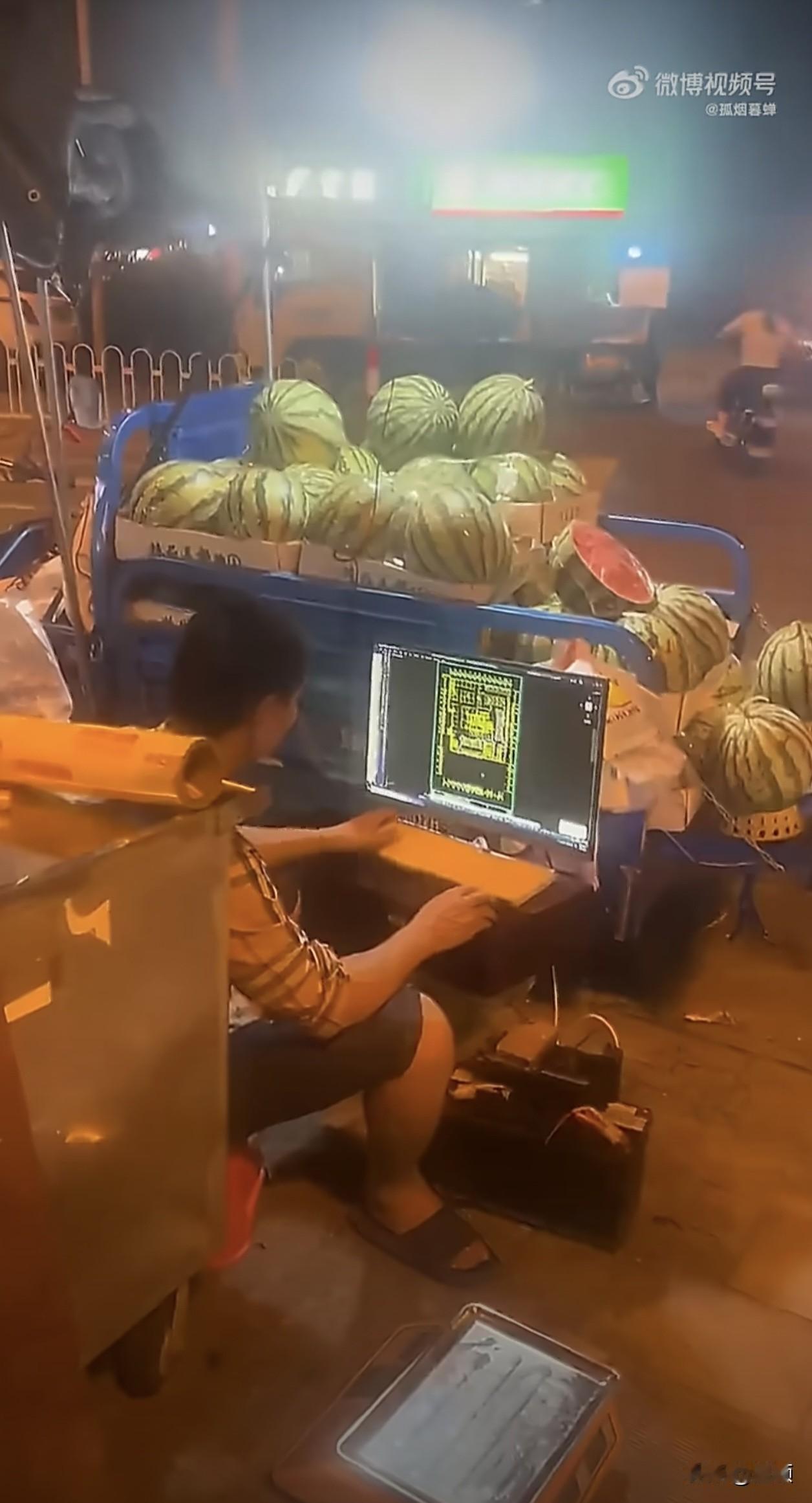 一段街头视频在外网引发法国网友热议，画面里，一位流动西瓜摊贩，趁着卖瓜的间隙，靠