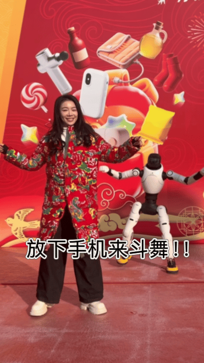 看完光明村那台跳舞机器人的表现…我陷入了沉默，原来真正的舞担是它，而我只是个伴舞