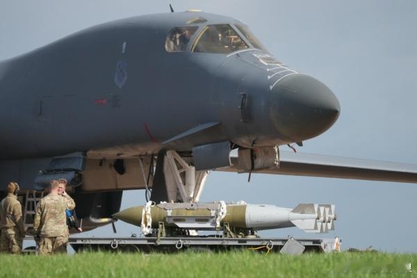 驻扎在英国费尔福德空军基地（RAF Fairford）的美军B-1“枪骑兵”战略