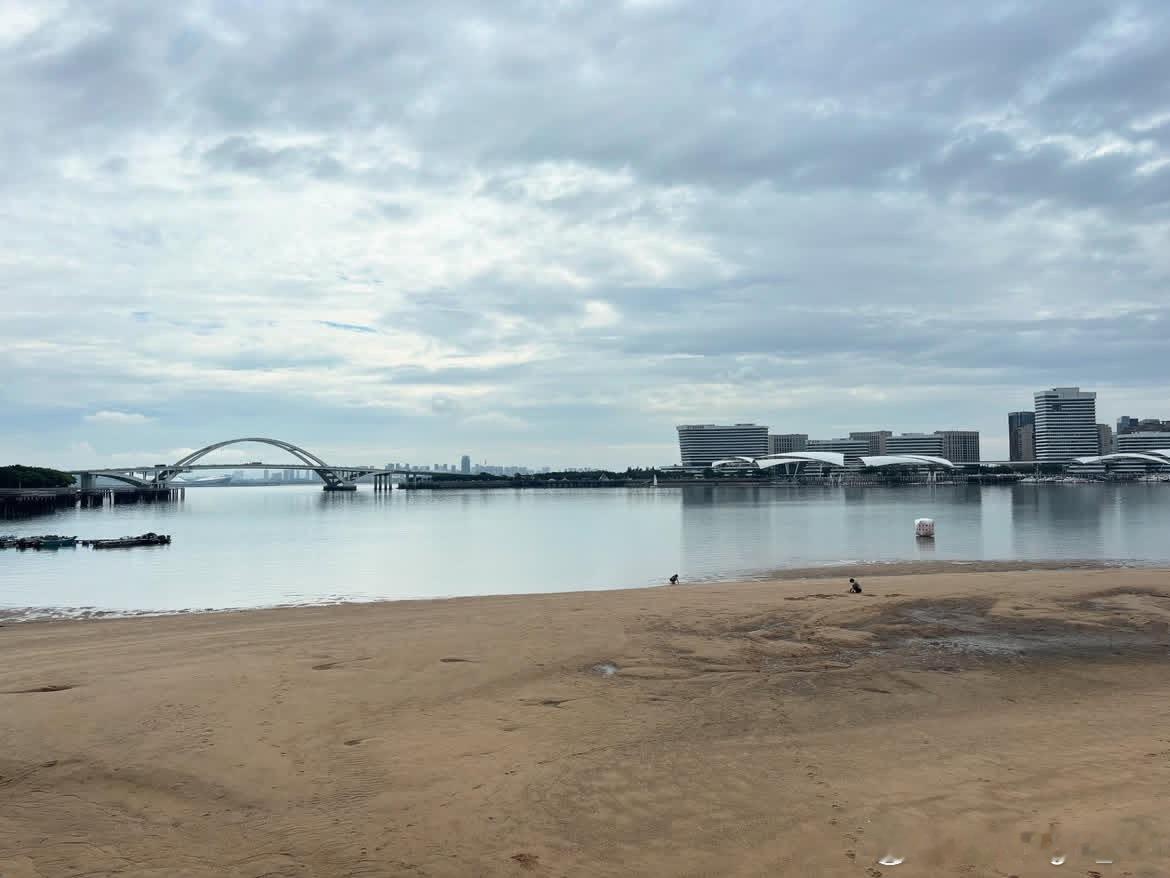 王翊泽教练更新📷☁️的同片海滩、跑步☁️的背影 ​​​