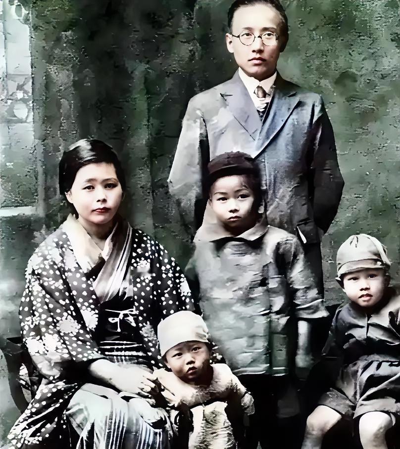 1978年，郭沫若在北京去世。最让人想不通的是，他在日本抛下的五个孩子，是靠他的