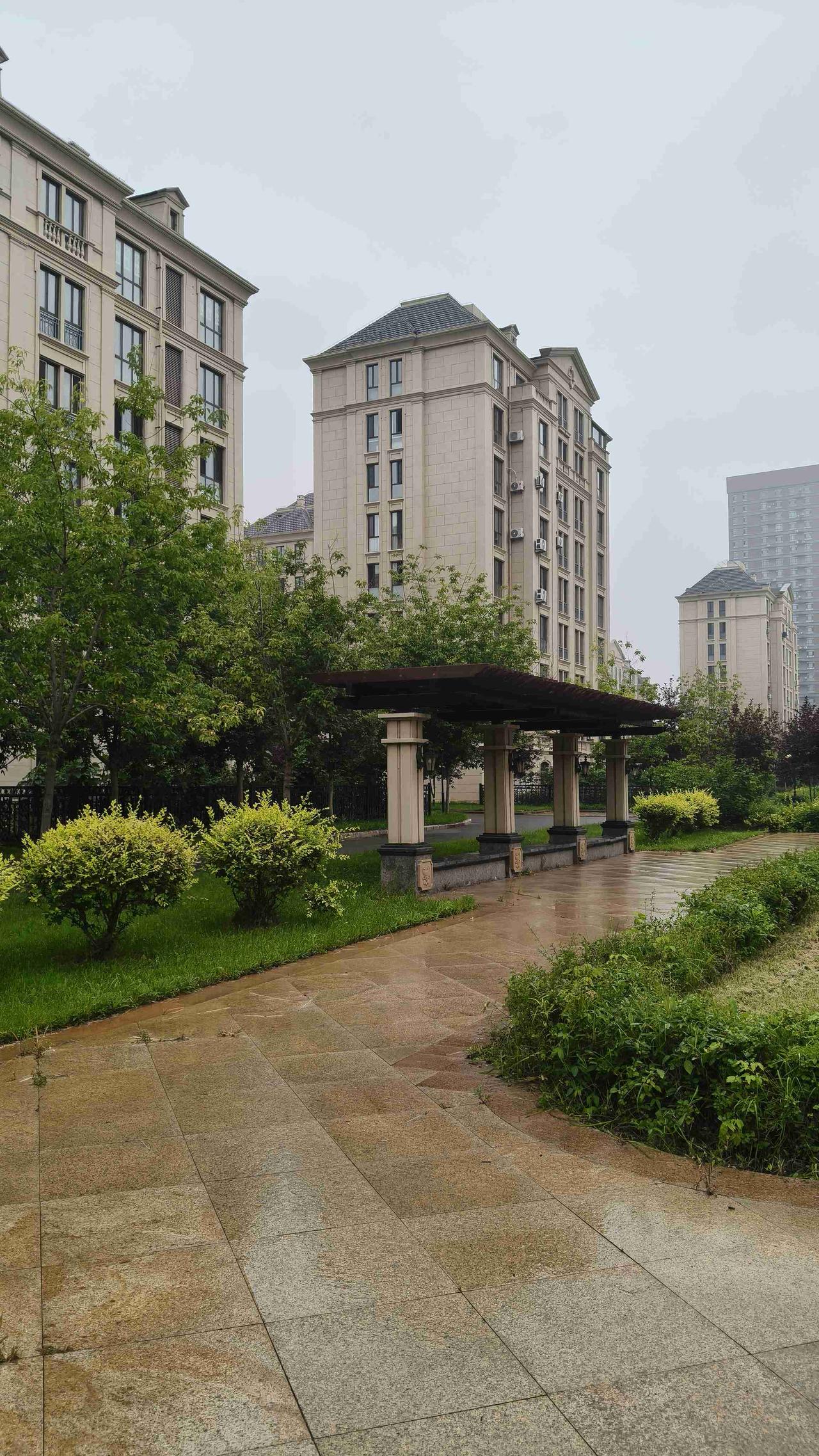 我的今日状态：😁轻松愉快
我这里的天气：🌧下雨
雨中即景，徒步一身轻松，任雨