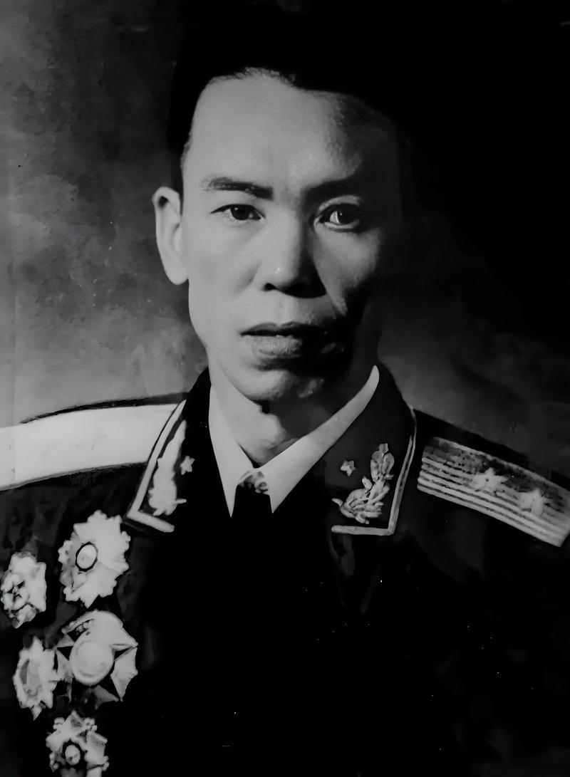 梁栋是开国中将梁兴初的孙子，最近他带着女友前往墓园祭奠爷爷。他专门请老家的亲戚带