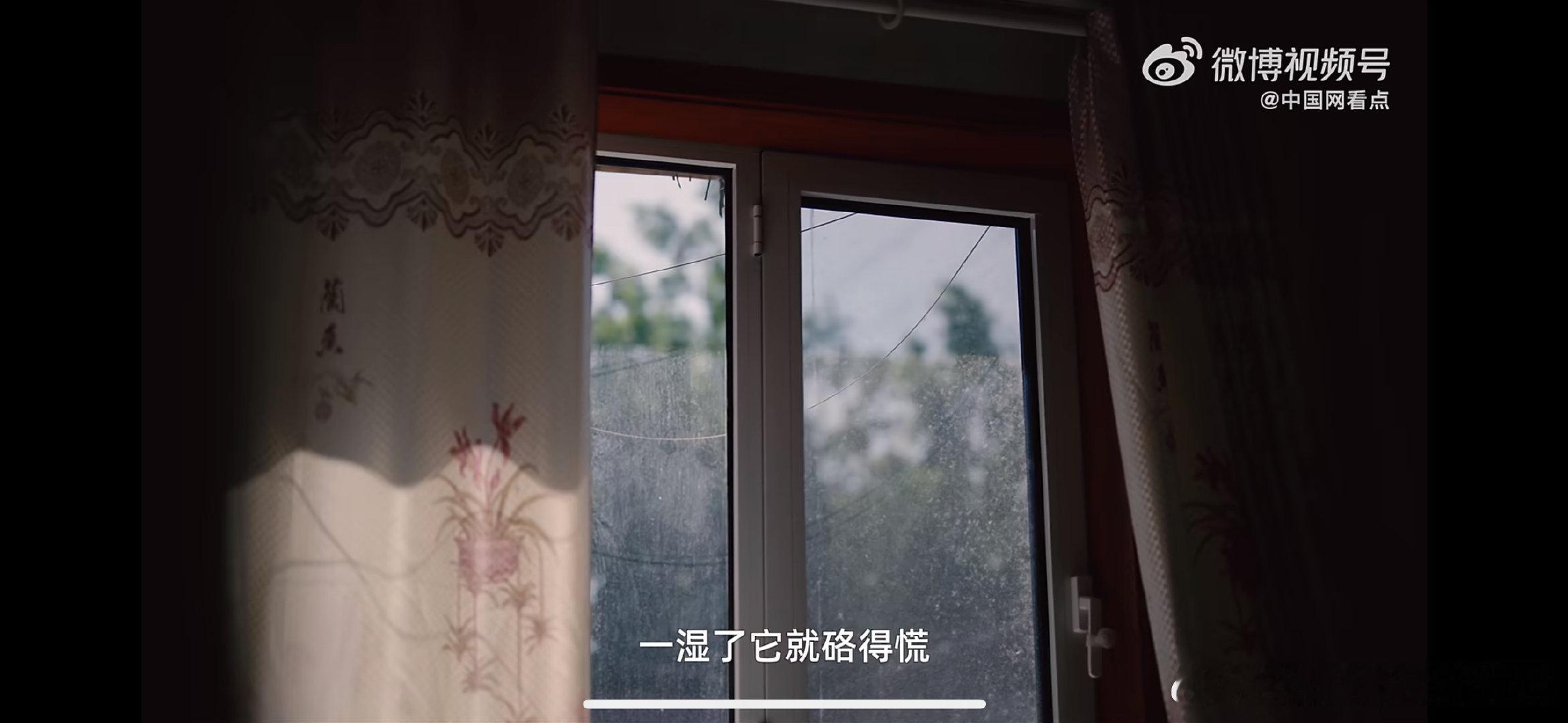 女儿花8年为母亲做一条纸尿裤两位女性接力让失能老人体面老去一片小小的纸尿裤，藏着