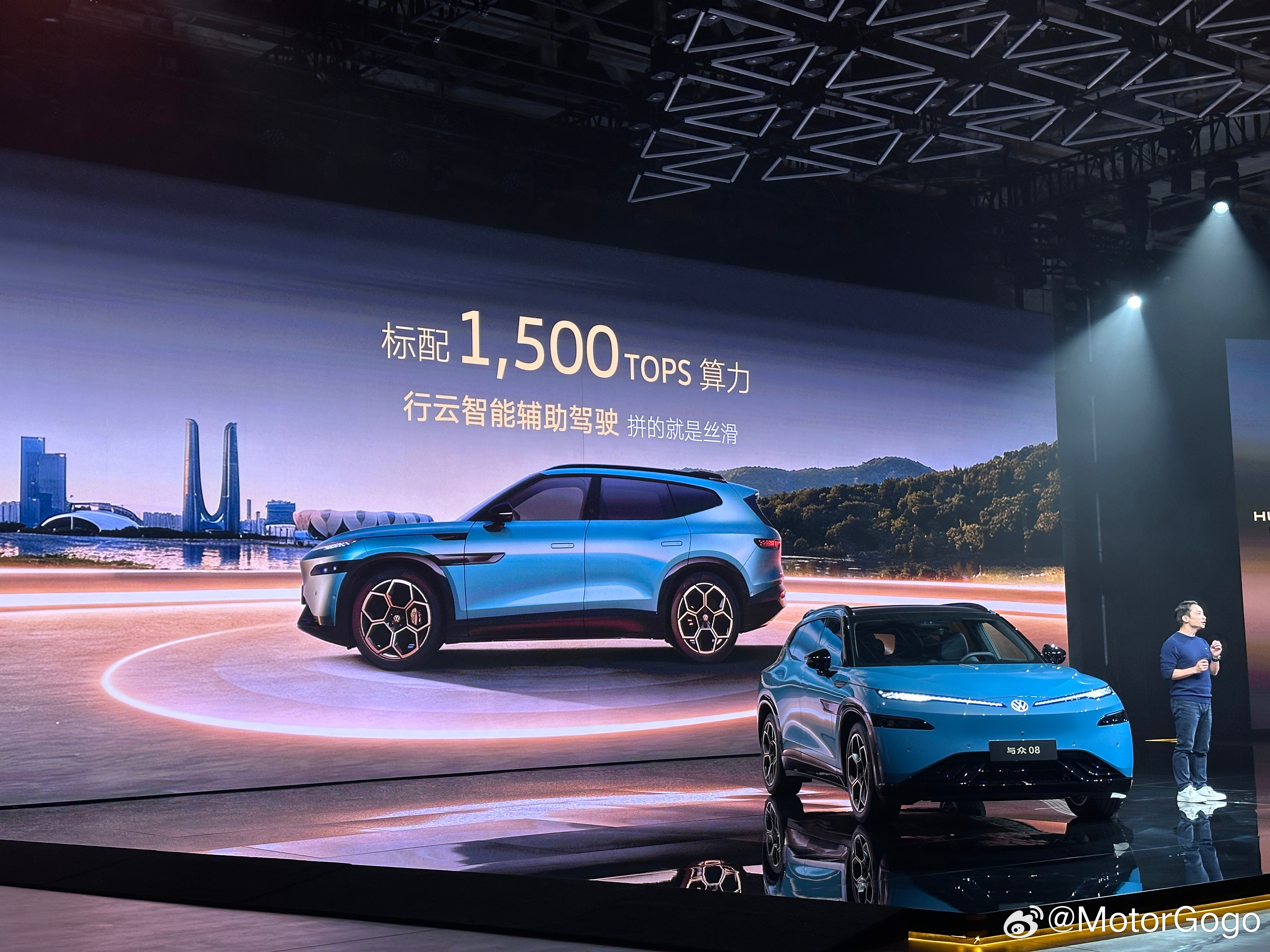 与众08作为大众和小鹏合作的首款车型搭载了双图灵芯片，算力高达1500Tops可