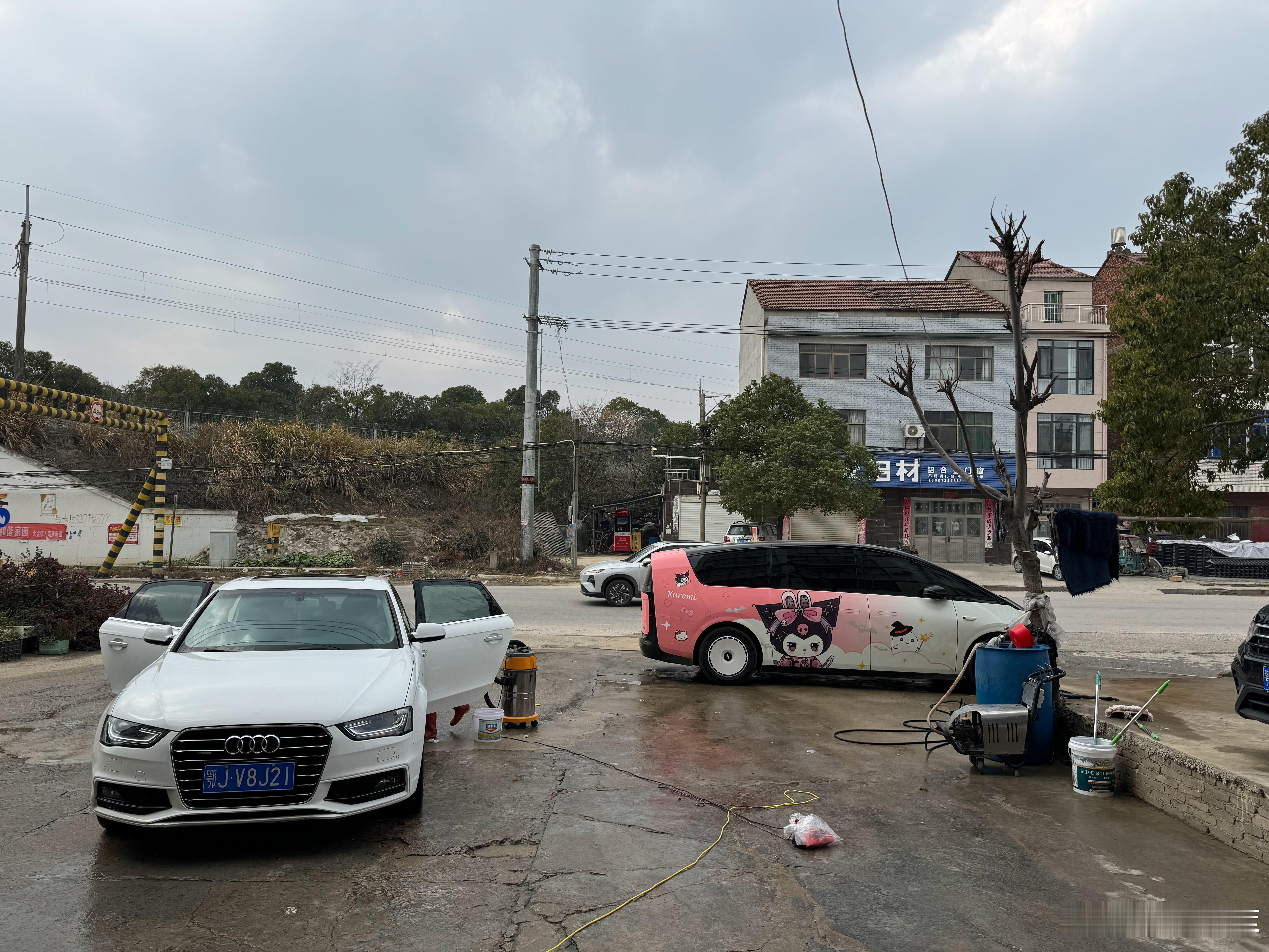 洗车80拿了个鸡我问了一下价格又不好意思拒绝只能硬着头皮 洗个车 