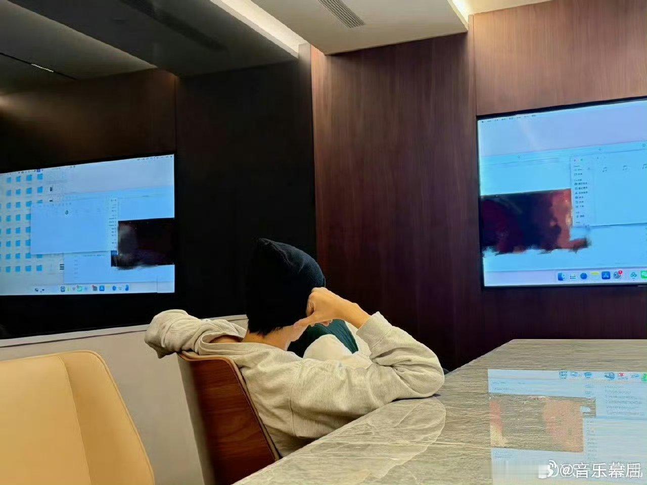 直接报王俊凯名字得了 线索太明显了，就差直接写王俊凯名字了。江苏卫视跨年