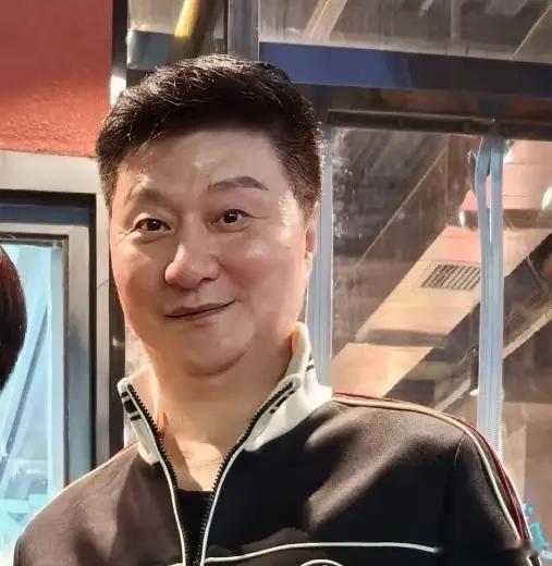 范丞丞爸爸在北京吃鸡煲，手上的钻戒好亮眼，脸变胖了但气色红润，一看就是时尚又有钱