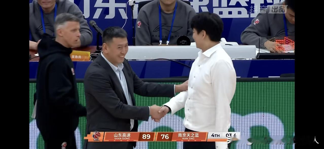 于德豪神奇三分投射不可思议！
今晚高速男篮对阵南京的比赛，高速男篮的外线投篮频频