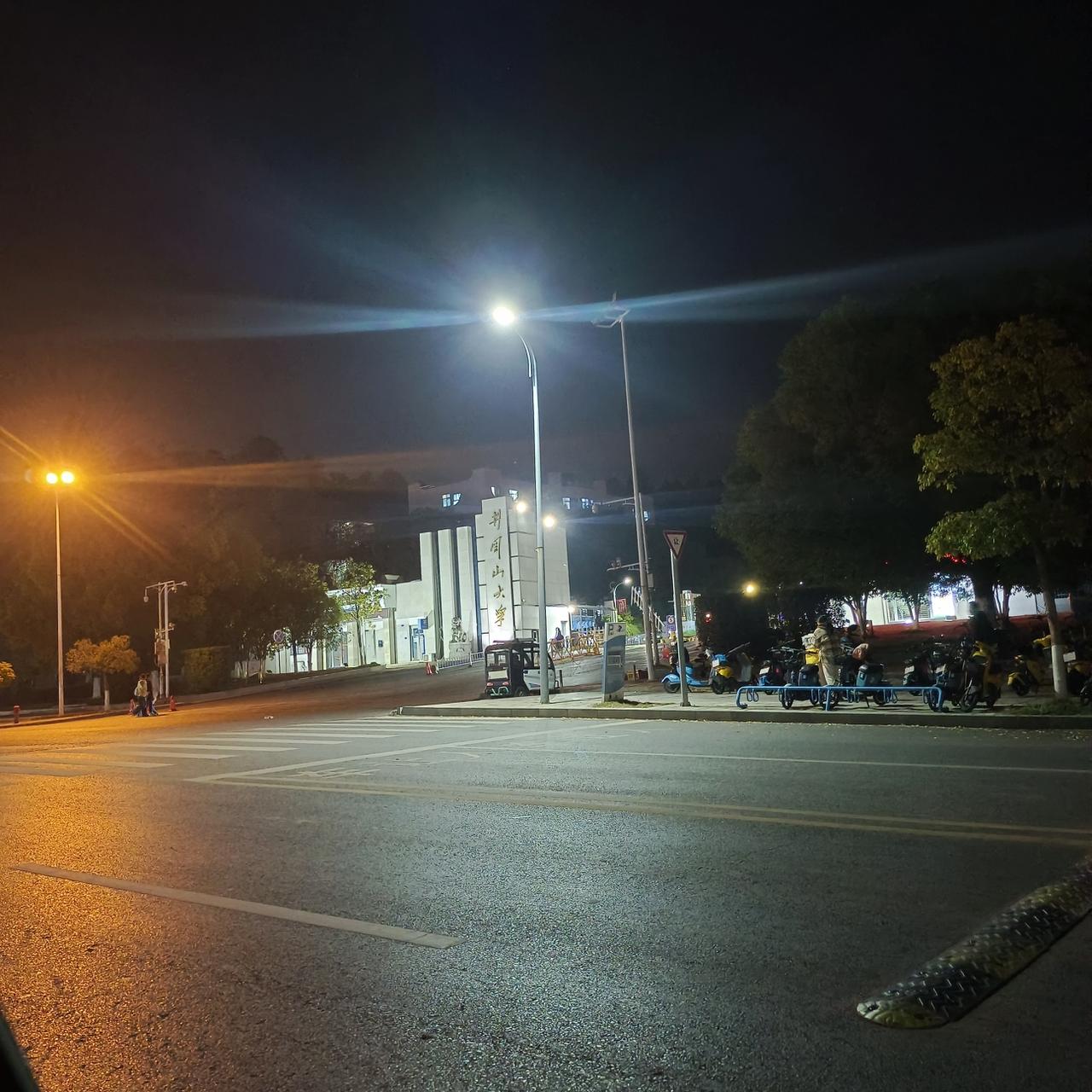 有时候觉得，人活得“清醒”真是一种本事。

你看我邻居那对夫妻，在外打工二十多年