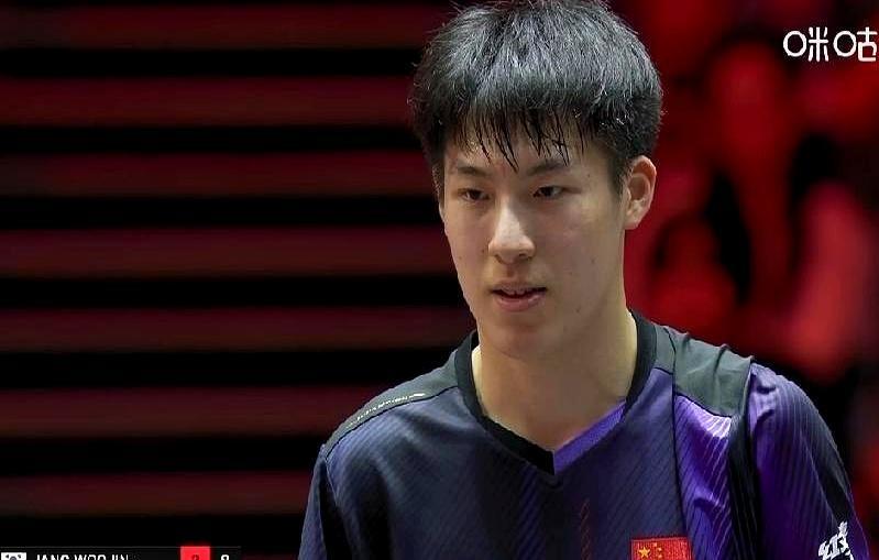 刚赢了樊振东，转头就被韩国人打个0-3！王皓在场边脸都快挂不住了，这球输得太憋屈