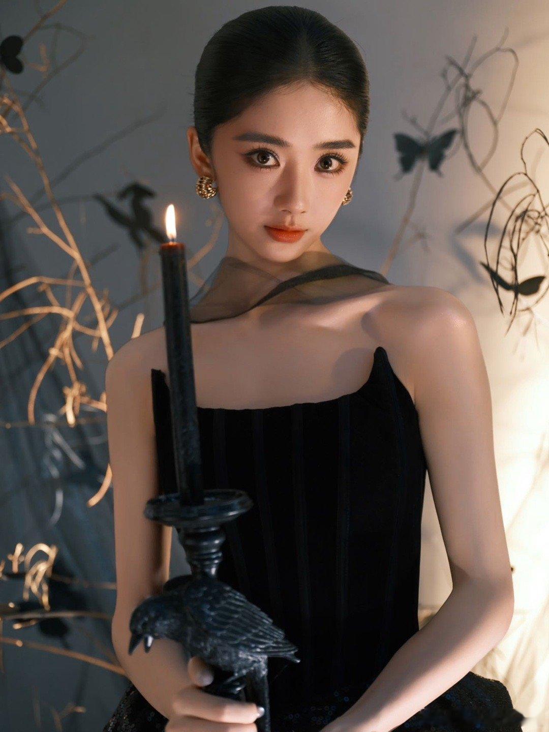 王影璐好圆一颗头这次的妆容重点完全放在眼睛上，黑羽般的眼影晕染开，让她的眼神多了