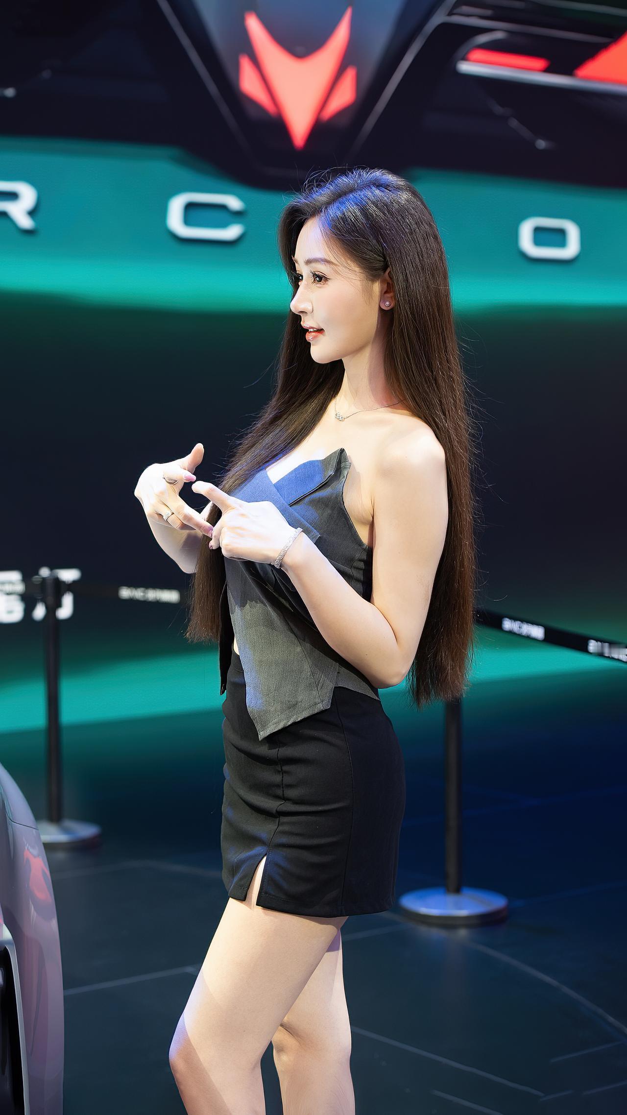 车模敏敏，成都车展。敏敏美女 车展现场 好看的小姐姐