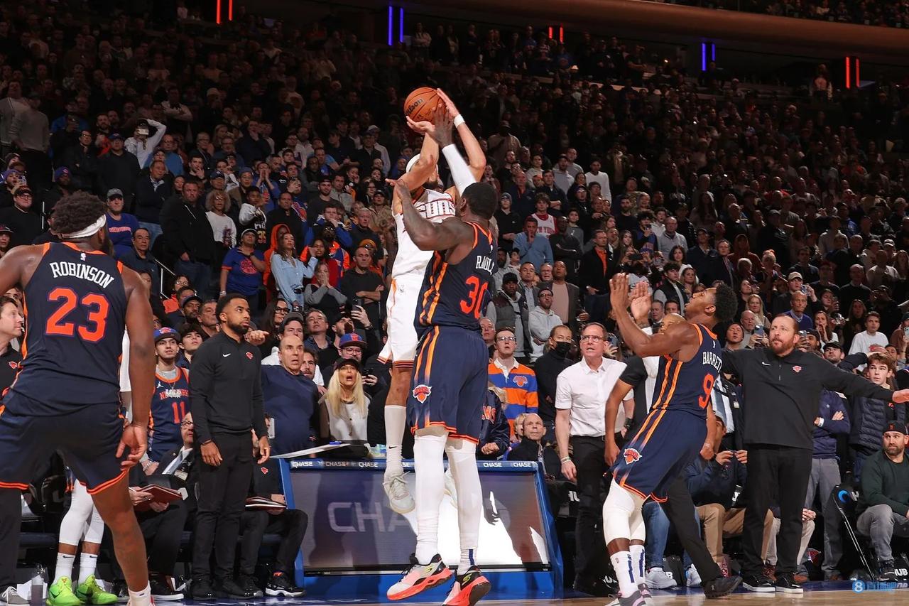 布克迎着两个防守人后仰跳投绝杀尼克斯
那一刻仿佛看到了那个男人#科比绝杀# 的影