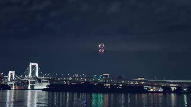 去台场玩，结果发现无人机秀在玩「魔法气泡」