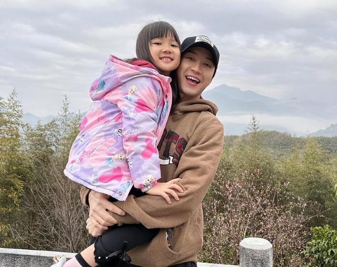 福原爱7岁女儿长大了，侧脸超像江宏杰，肉嘟嘟的模样很可爱 ​​​