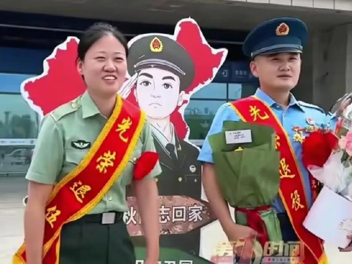 “太有缘了！”安徽宿州，两位妈妈在高铁站接服役12年退伍的儿子和女儿。没想到，男