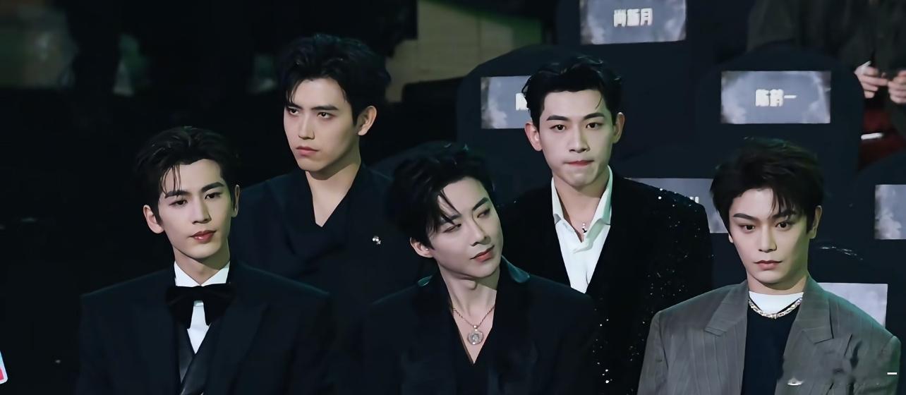 怎么都在偷看丁禹兮的呢？？？穿黑色西装没告诉他？ 