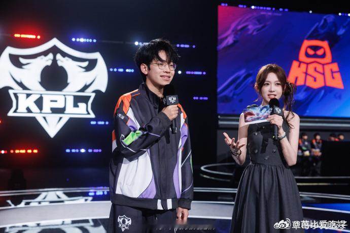 完美男人李自威李自威场上场下都给大家带来了很多惊喜，如此温柔关怀队友，在比赛场上