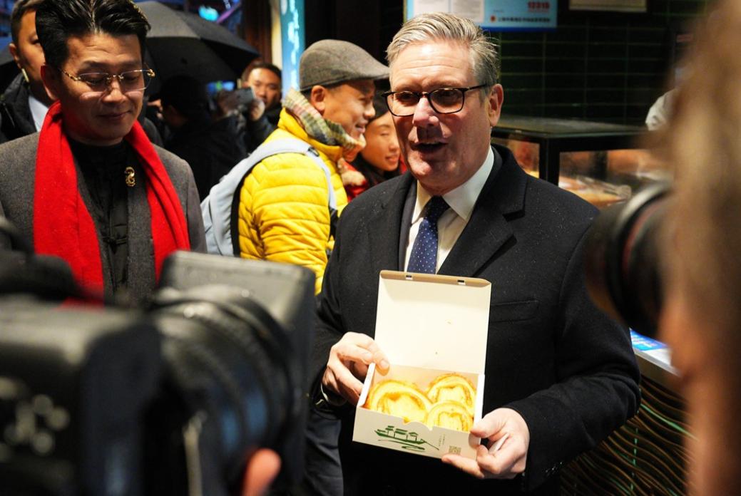 1月30日英国首相游豫园，品尝蝴蝶酥、喝下午茶；看来不管是中国人还是英国人，都对